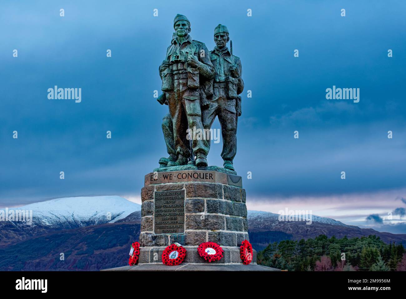 Commando Memorial Spean Bridge Scotland in serata con colline innevate Foto Stock