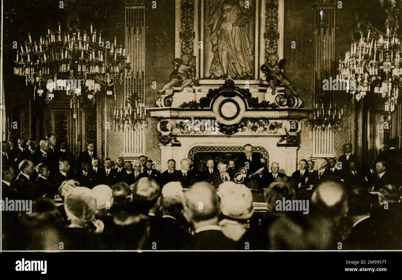 Firma del patto di pace a Parigi, 1928 agosto - il patto Kellogg-Briand, o patto di Parigi, ha ufficialmente nominato il trattato generale per la rinuncia alla guerra come strumento di politica nazionale. Foto Stock