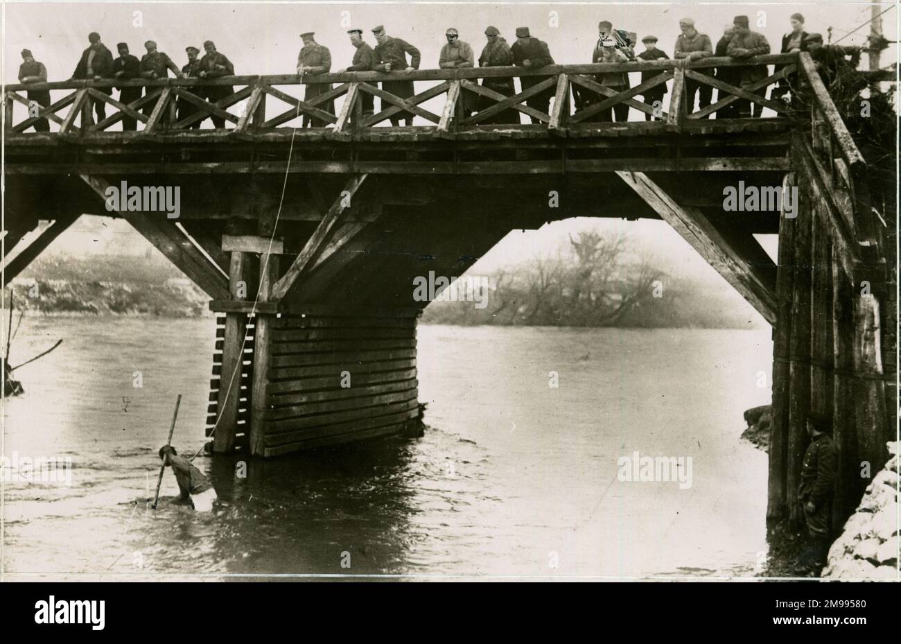 Soldati bulgari alla ricerca di armi in un fiume dopo lo sfratto dei serbi, prima guerra mondiale. Foto Stock