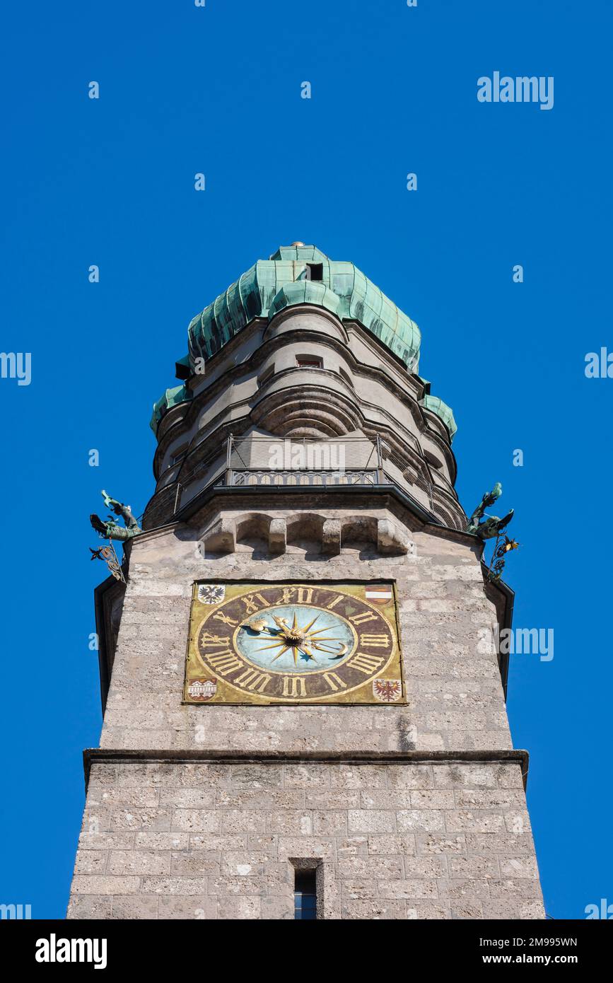 Stadtturm Innsbruck, con vista sulla torre dell'orologio Stadtturm situata nel centro del quartiere della città vecchia - l'Altstadt - a Innsbruck, Austria Foto Stock