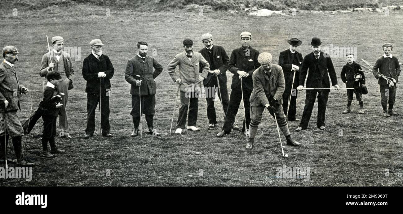 Portmarnock Golf Club giorno di apertura, 1894 settembre - alla 5th buca nella Captain's Match, con il Capitano George Ross (all'estrema sinistra), e John Petrie in procinto di giocare. Foto Stock