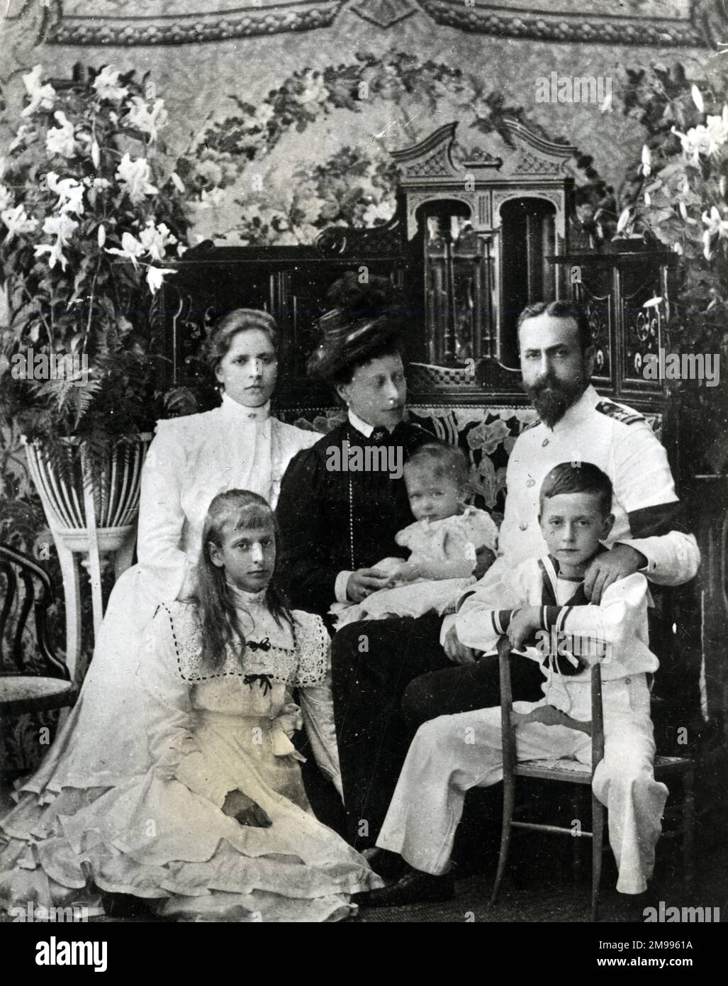 Principe Luigi di Battenberg con sua moglie, la Principessa Vittoria d'Assia, e i loro figli (da sinistra a destra) Alice, Louise, Luigi e Giorgio. Foto Stock