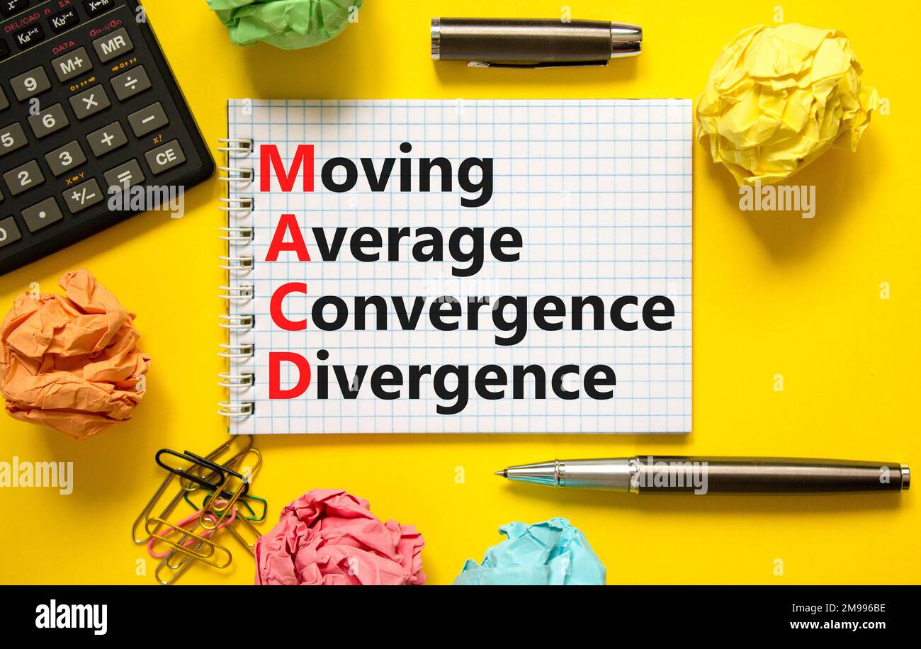 Simbolo MACD. Concetto di parole MACD Moving Average Convergence divergenza su nota bianca su sfondo giallo bello. Business MACD commovente media conve Foto Stock
