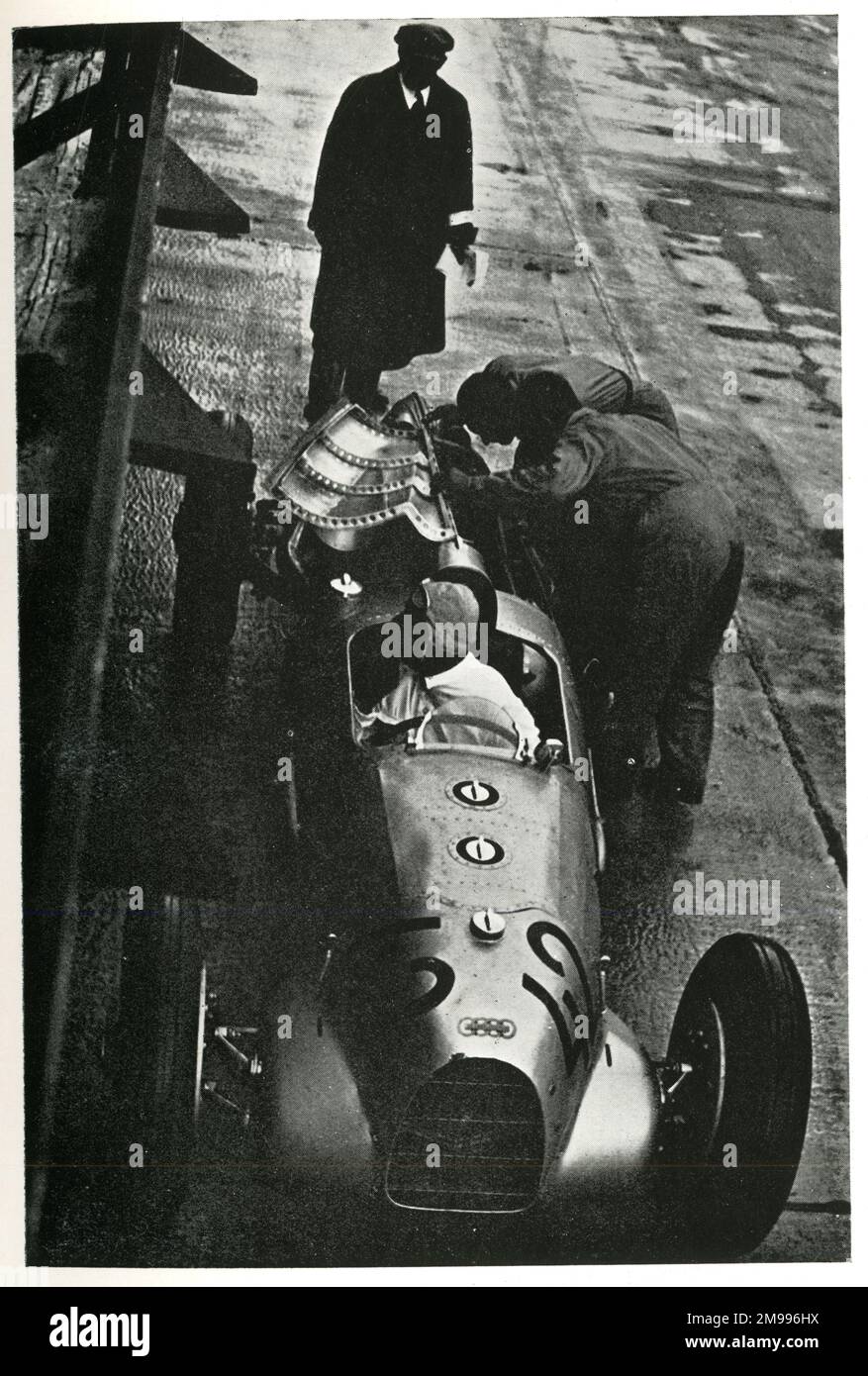 Un Auto-Union a pitstop durante le prove sulla pista automobilistica Avus, Berlino, Germania. Foto Stock