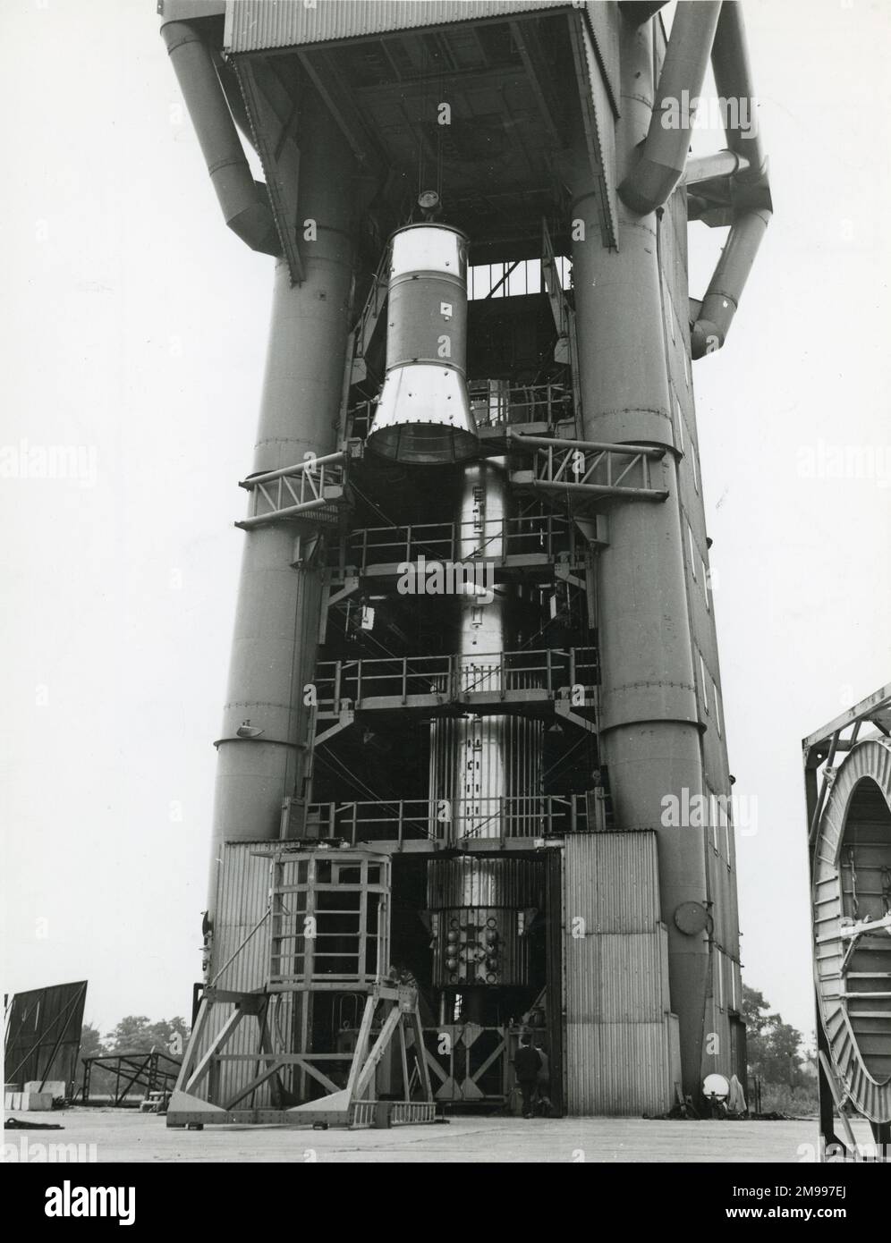 Il palco Blue Streak Coralie viene innalzato nella LT Tower all'Hawker Siddeley Dynamics? Fabbrica a Hatfield, circa 1964. Foto Stock