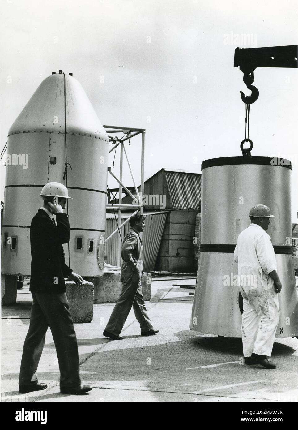 Sezione adattatore satellite Blue Streak sollevata prima del montaggio, accanto alla carenatura del naso, circa 1964. Foto Stock