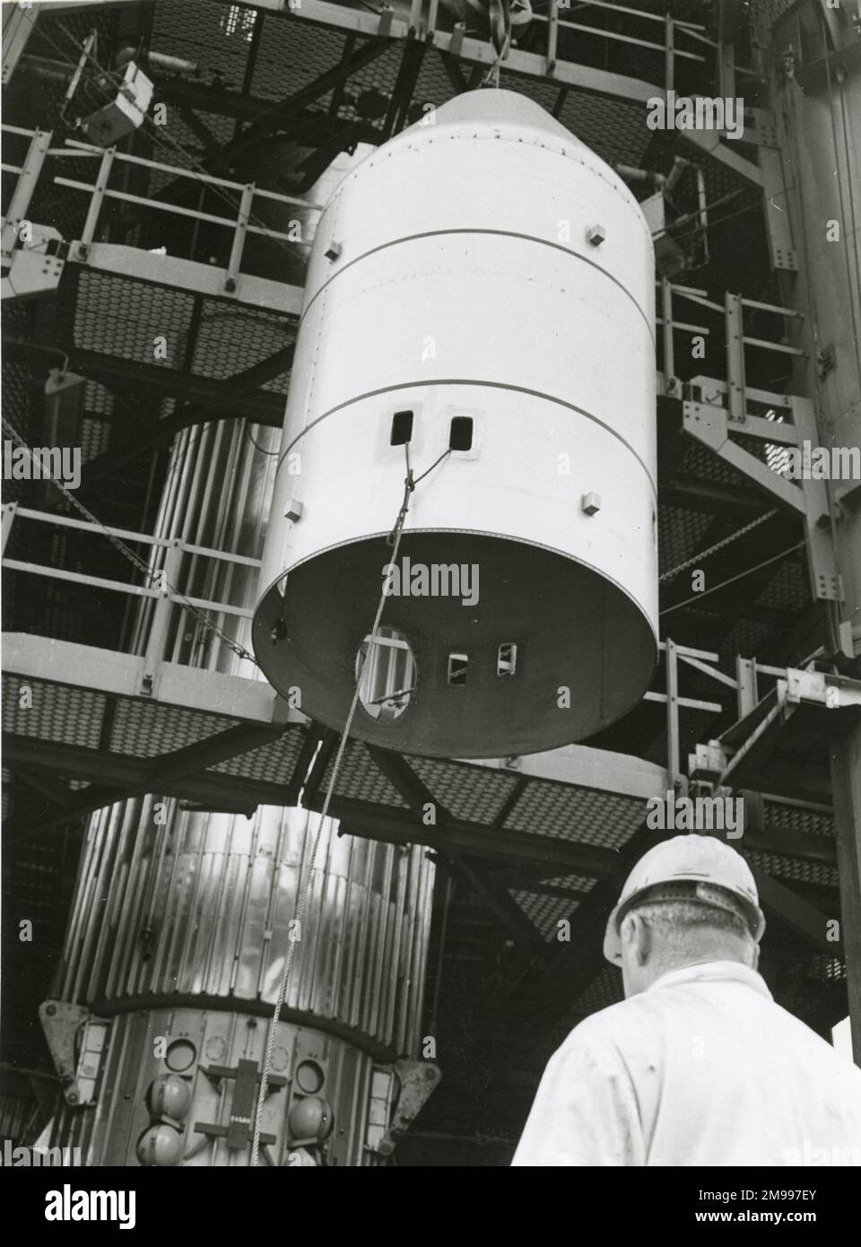 La carenatura del naso Blue Streak viene sollevata da Hawker Siddeley Dynamics? Fabbrica a Hatfield, circa 1964. Foto Stock