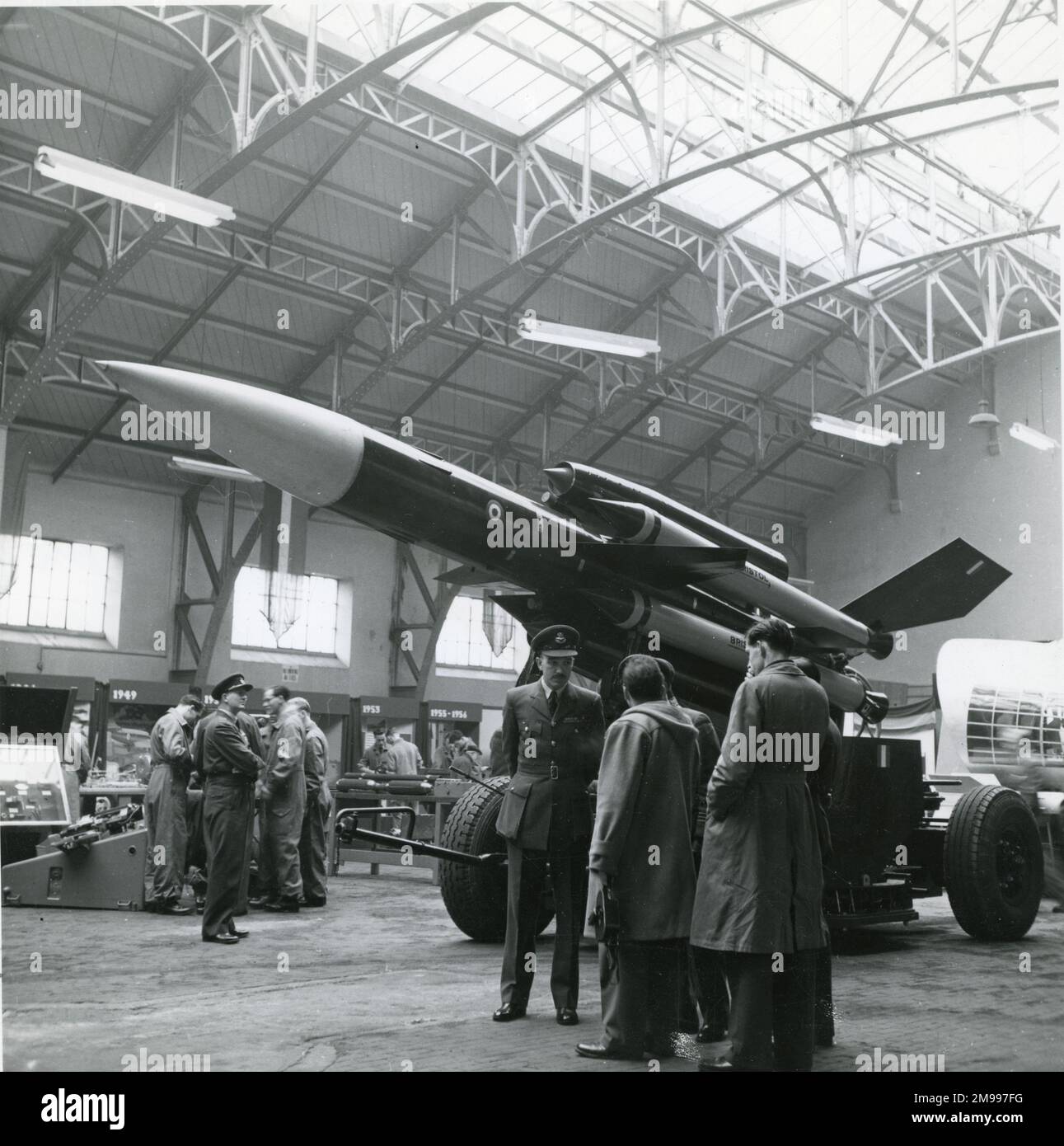 Bristol Bloodhound missile guidato superficie-aria su un lanciatore mobile in una mostra RAF nella Drill Hall di Bristol, il 28 gennaio 1958 Foto Stock