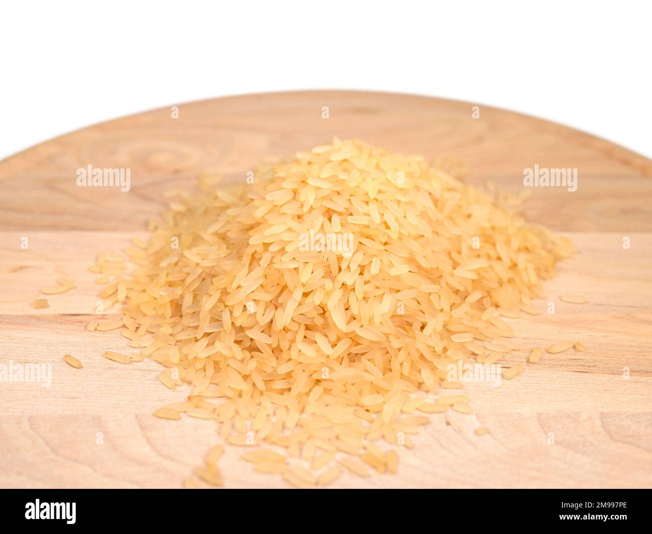 Grani di riso su un piatto di legno Foto Stock