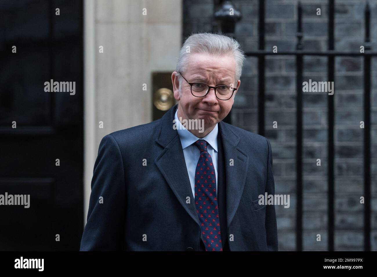 Londra, Regno Unito. 17th gennaio 2023. Segretario di Stato per il livellamento, gli alloggi e le comunità, il Ministro delle relazioni intergovernative Michael Gove lascia il 10 Downing Street dopo aver partecipato alla riunione settimanale del Gabinetto presieduta dal primo Ministro Rishi Sunak. Credit: Wiktor Szymanowicz/Alamy Live News Foto Stock