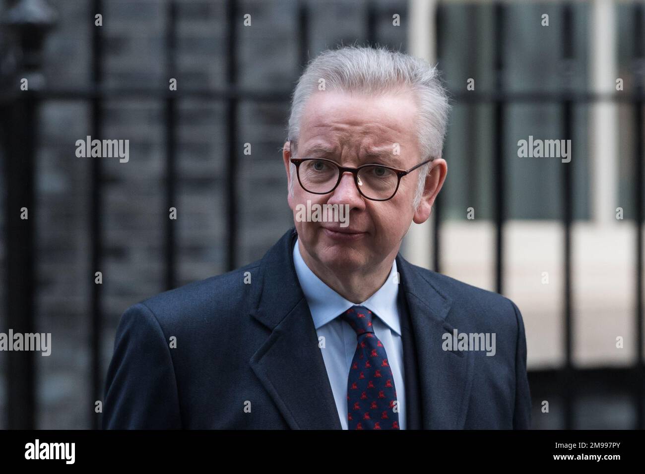 Londra, Regno Unito. 17th gennaio 2023. Segretario di Stato per il livellamento, gli alloggi e le comunità, il Ministro delle relazioni intergovernative Michael Gove lascia il 10 Downing Street dopo aver partecipato alla riunione settimanale del Gabinetto presieduta dal primo Ministro Rishi Sunak. Credit: Wiktor Szymanowicz/Alamy Live News Foto Stock