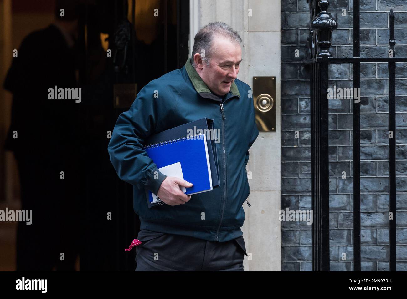 Londra, Regno Unito. 17th gennaio 2023. Il Segretario parlamentare al Tesoro (Chief Whip) Simon Hart lascia 10 Downing Street dopo aver partecipato alla riunione settimanale del Gabinetto presieduta dal primo Ministro Rishi Sunak. Credit: Wiktor Szymanowicz/Alamy Live News Foto Stock