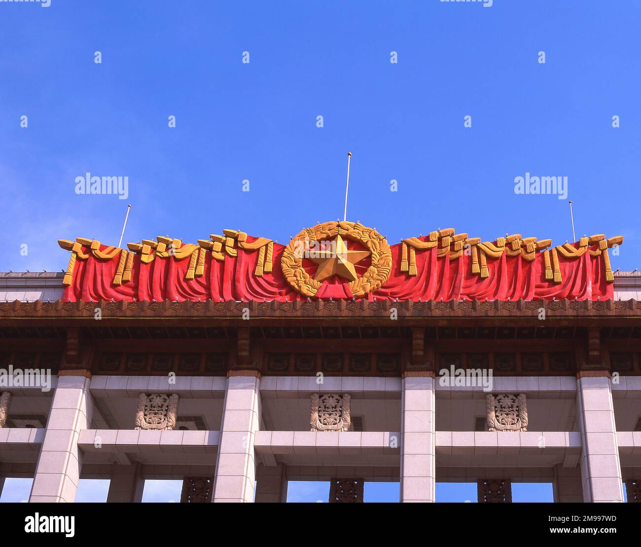 Logo del Partito Comunista Cinese (CPC) in cima al Museo Nazionale della Cina in Piazza Tiananmen, Dongcheng, Pechino, Repubblica popolare Cinese Foto Stock