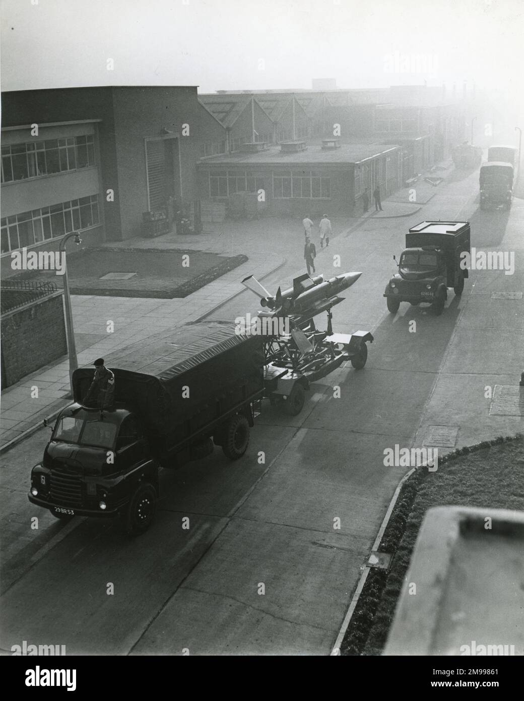 Un'unità mobile del sistema missilistico guidato superficie-aria inglese Electric Thunderbird lascia la fabbrica della Guided Weapons Division di English Electric a Stevenage, Hertfordshire, sulla strada per una mostra speciale a SHAPE, vicino Parigi, di armi guidate britanniche verso le nazioni della NATO. Era la prima volta che un'unità mobile completa di Thunderbird era stata vista in pubblico. Foto Stock