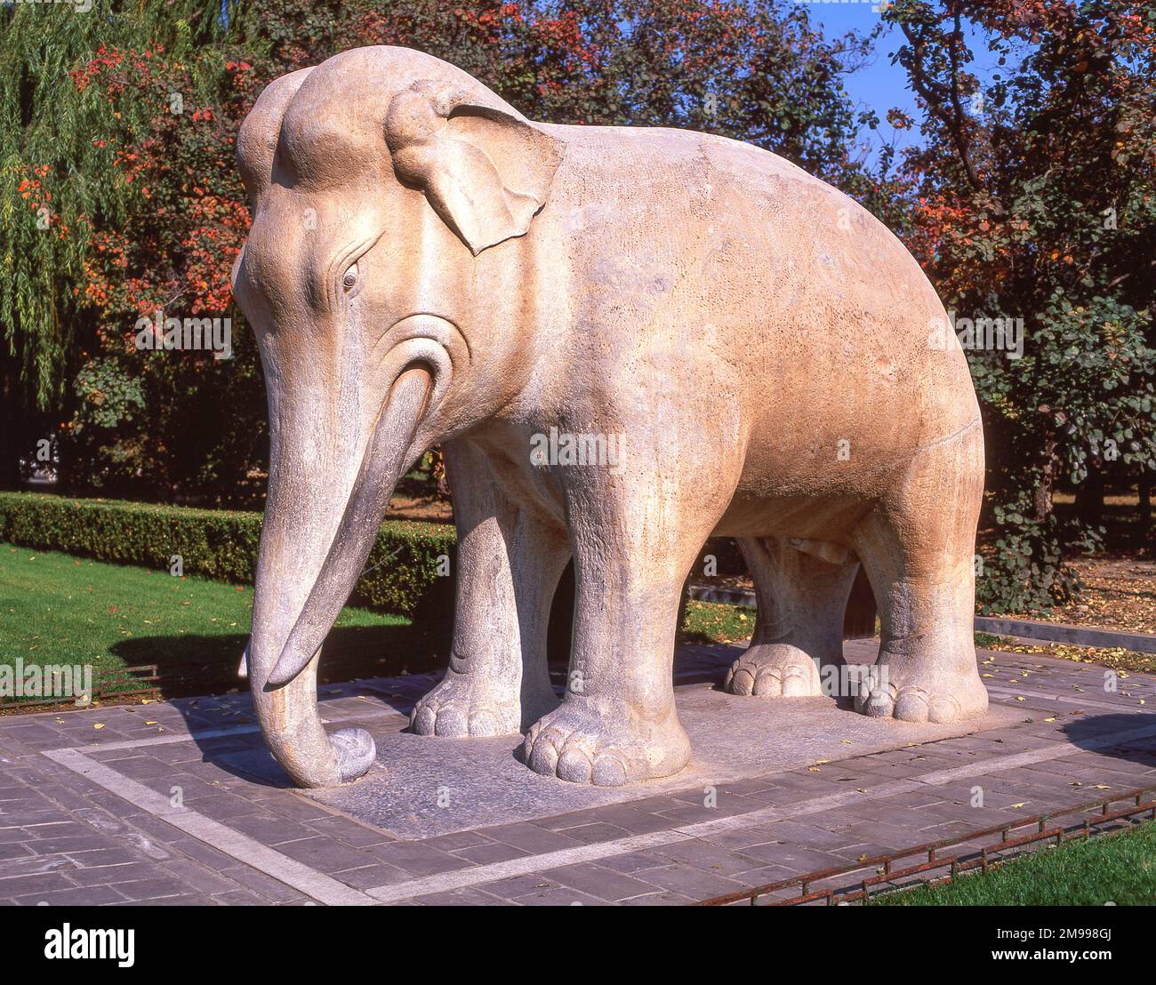 Mitico elefante antica statua creatura, Via Sacra, le tombe Ming, Changping District, Pechino, La Repubblica popolare cinese Foto Stock