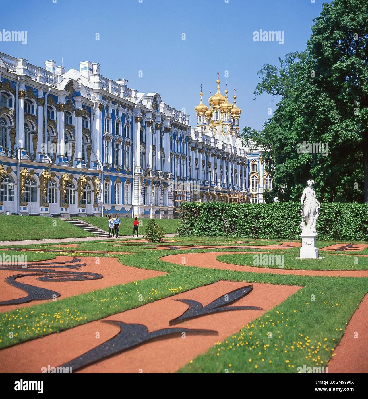 Vista del palazzo e dei giardini, il Palazzo di Caterina, Pushkin, San Pietroburgo, regione nordoccidentale, Russia Foto Stock
