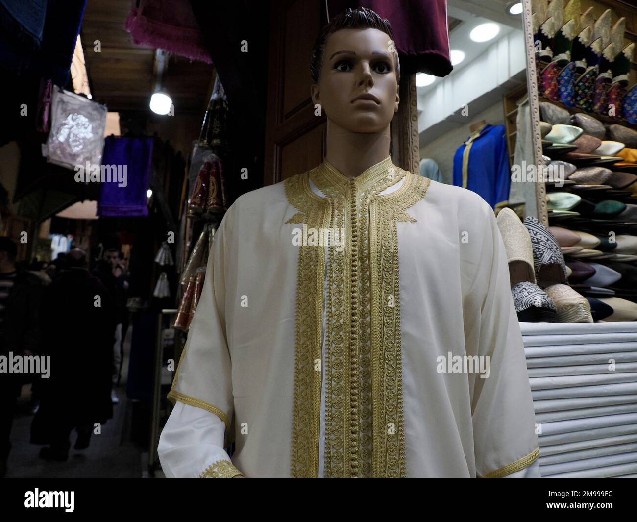 Negozio di abbigliamento uomo a fez Budget boutique di abbigliamento in  Marocco Foto stock - Alamy