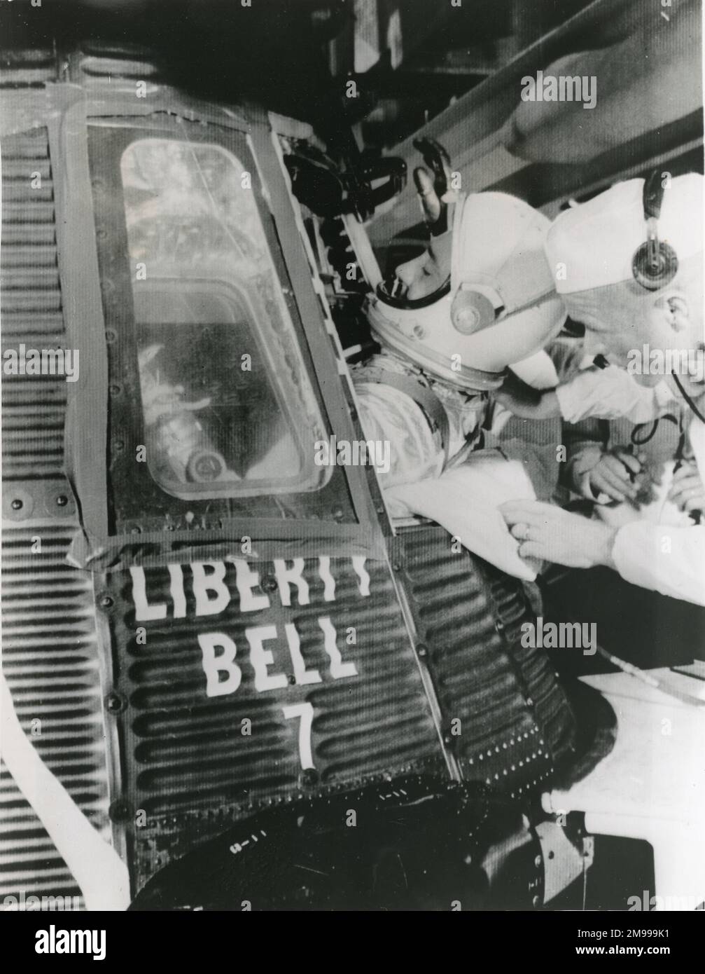 Astronauta Virgil?Gus? Grissom entra nella sua navicella Mercury, Liberty Bell 7, a Cape Canaveral per un secondo tentativo al suo volo sub-orbitale in seguito alla cancellazione anticipata a causa del maltempo, il 21 luglio 1961. Foto Stock