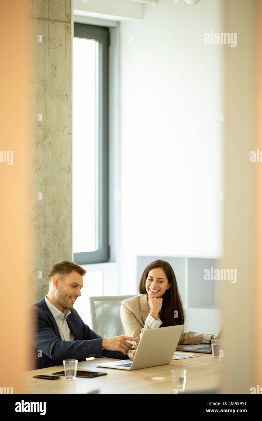 Imprenditore e imprenditrice lavorando insieme in ufficio Foto Stock