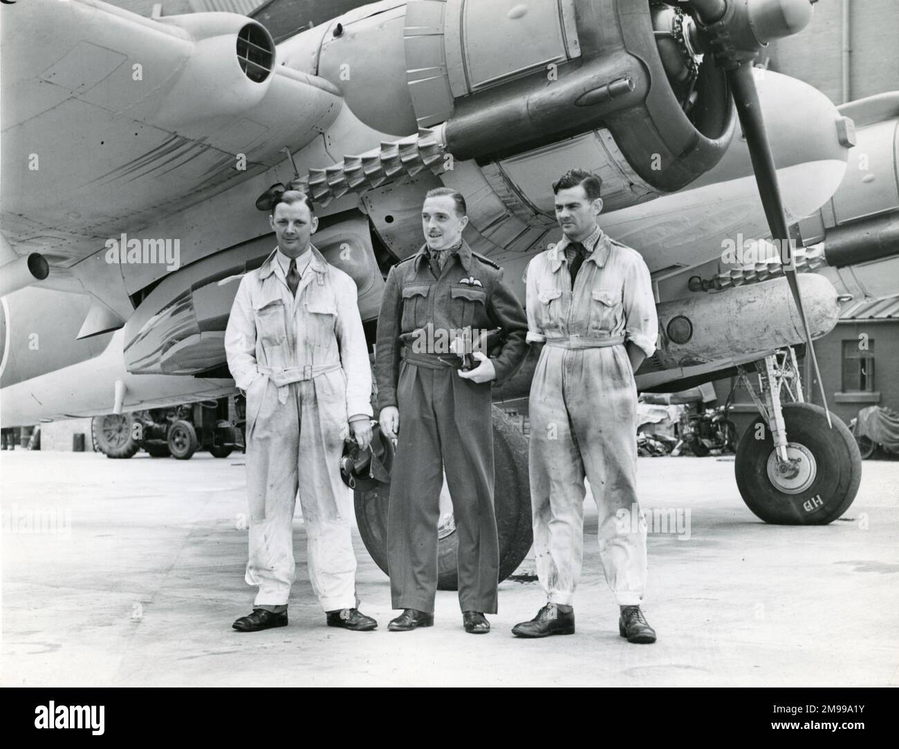 Ron Ellison, a sinistra, e Hugh Statham, a destra, accanto a Bristol Beaufighter a Old Mixon. Foto Stock