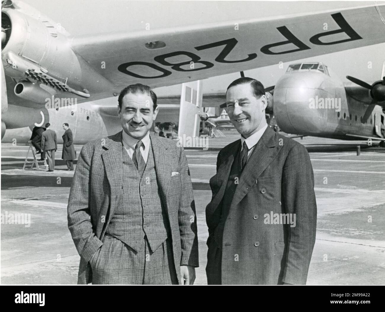 MR Marsh, Handley Page test pilota (?), a sinistra, e Arthur John ?Bill? Pegg, Test Pilot, Bristol, forse al 1946 Royal Aeronautical Society Garden Party di Radlett il 15 settembre. Foto Stock