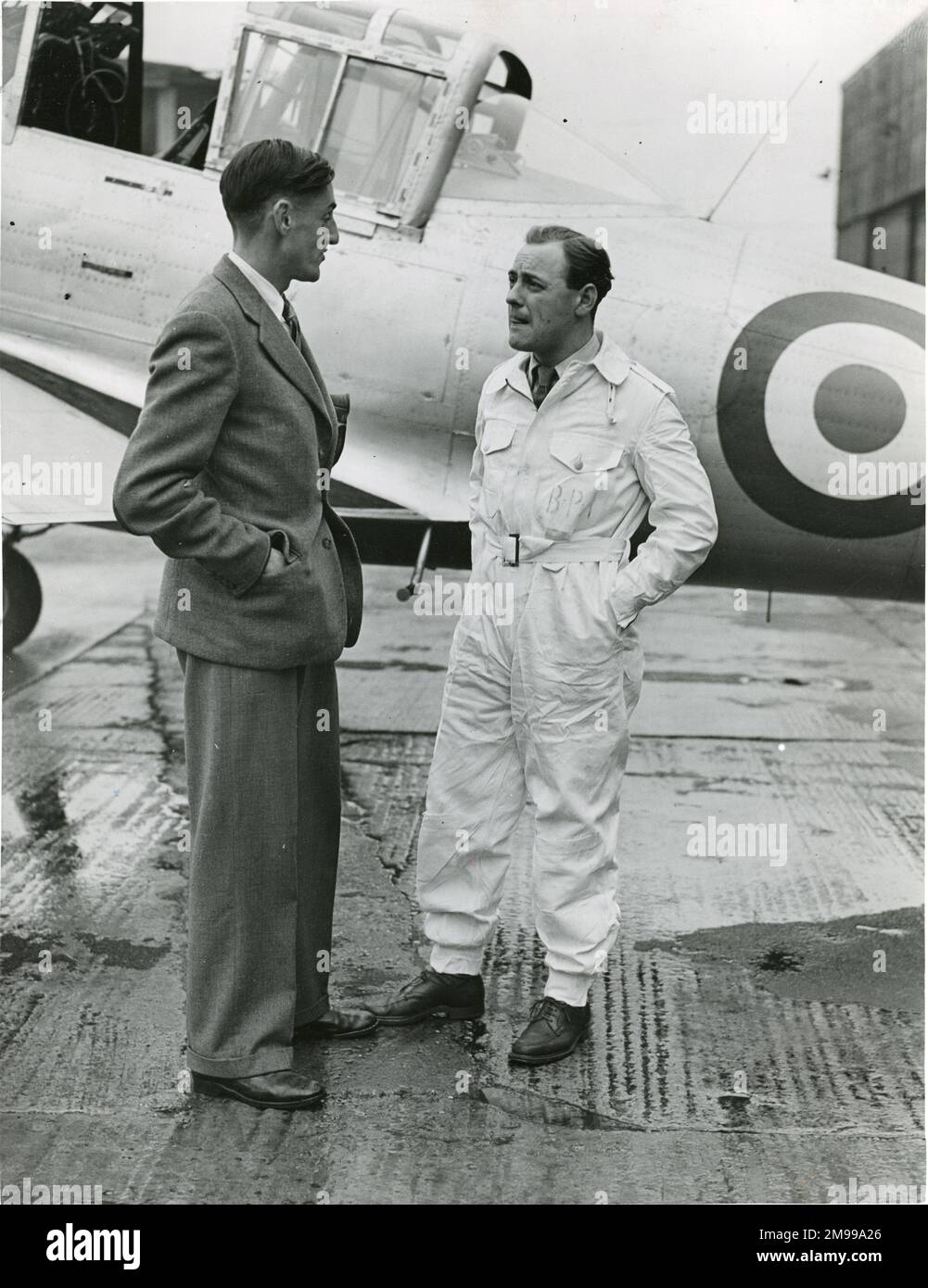 Il neo-nominato pilota di test capo di Boulton Paul, A.E. Gunn, a destra, con il suo assistente Lt R. Mancus a fianco di un Boulton Paul Balliol, maggio 1949. Foto Stock