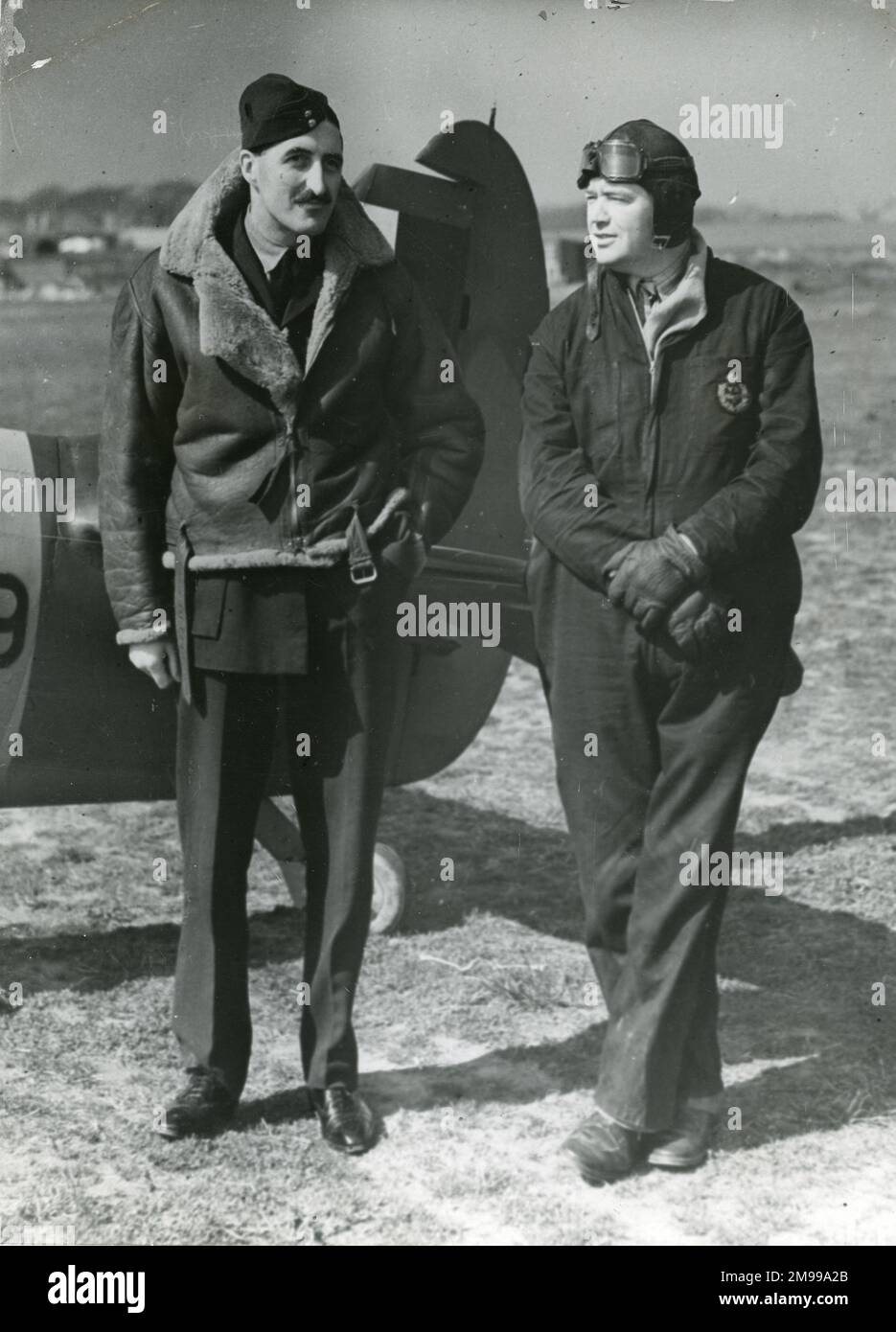 Due piloti di prova, da sinistra: CDR Dobson, RAF e ?Dutch? Olanda a fianco di un Supermarine Spitfire, 1942 maggio. Foto Stock
