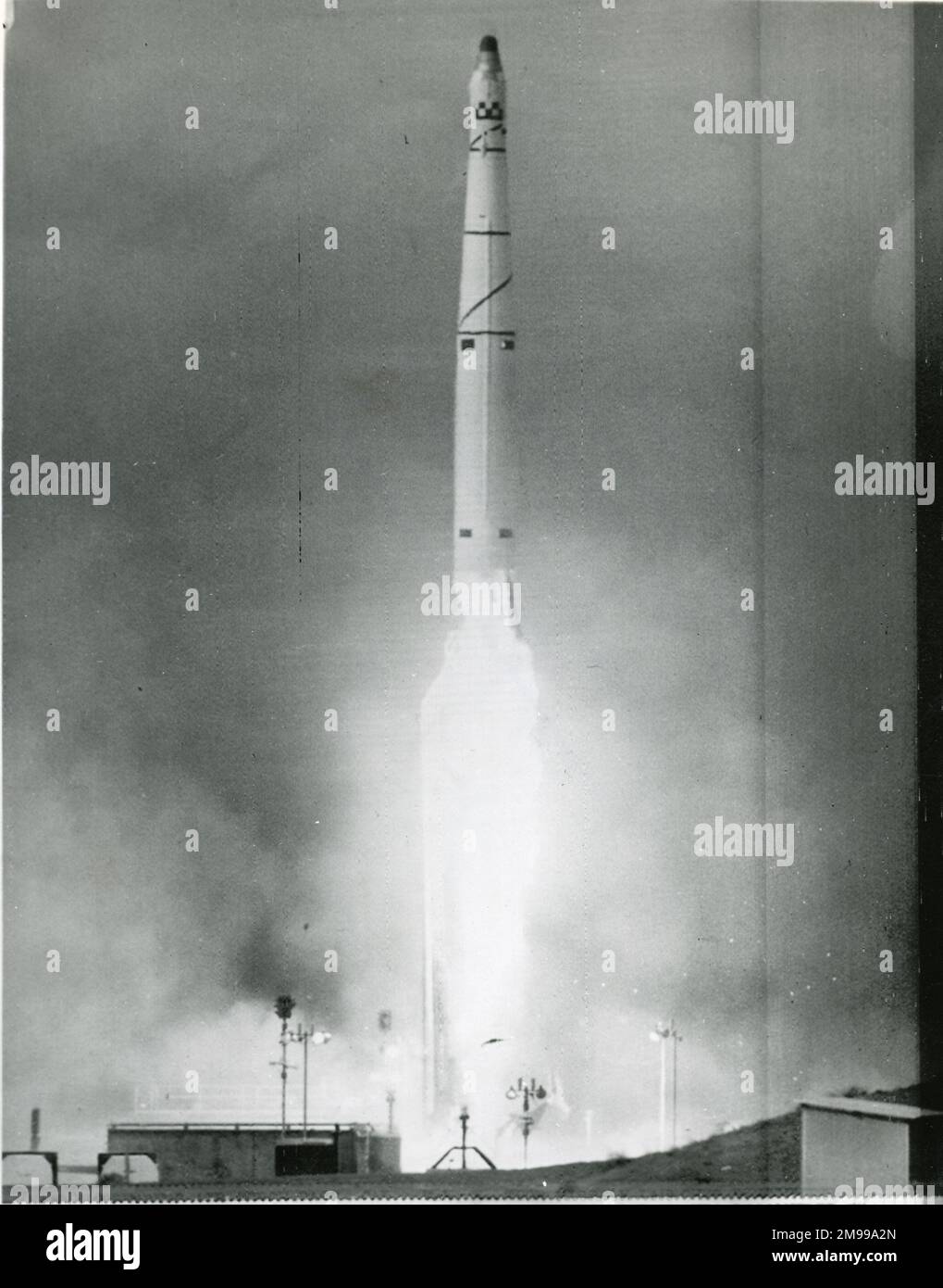 Un razzo Thor-Agena è lanciato dalla base dell'aeronautica militare di Vandenberg, California, il 5 febbraio 1960 trasportando il Discoverer IX Foto Stock