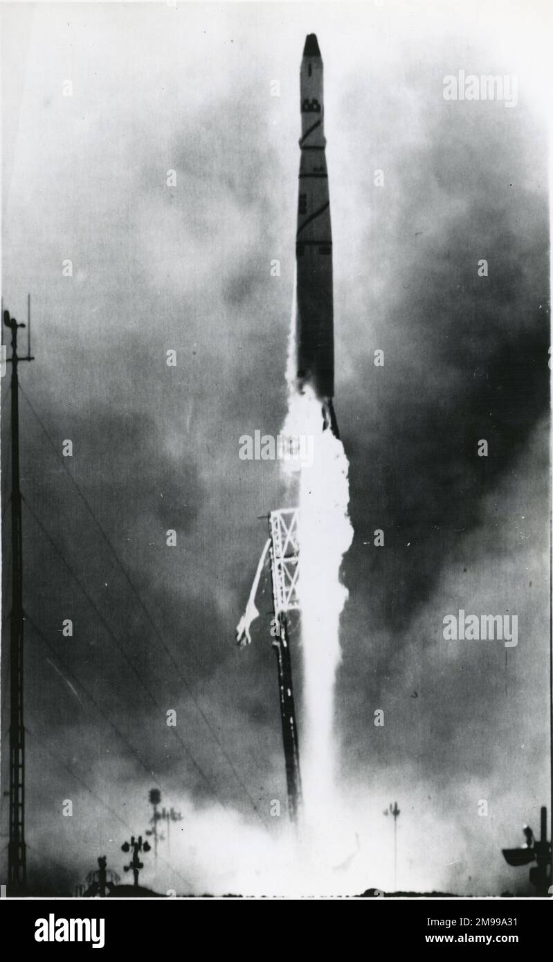 Un razzo Thor-Agena è lanciato dalla base dell'aeronautica militare di Vandenberg, California, il 7 luglio 1961 trasportando il Discoverer 26. Foto Stock