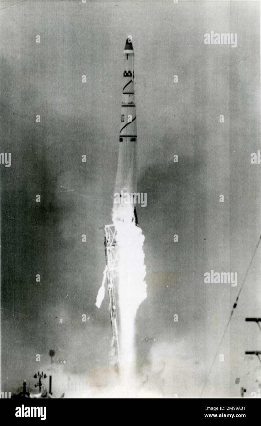 Un razzo Thor-Agena è lanciato dalla base dell'aeronautica militare di Vandenberg, California, il 12 settembre 1961 trasportando il Discoverer 30. Foto Stock