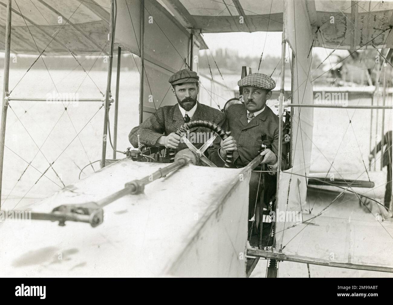 Henry Farman, 1874-1958, a sinistra, e Ernest Archdiacon nel Voisin-Farman Ibis il 30 maggio 1908 a Gand, Belgio. Un volo di 1.242m è stato fatto con Archdiacon come passeggero. Foto Stock