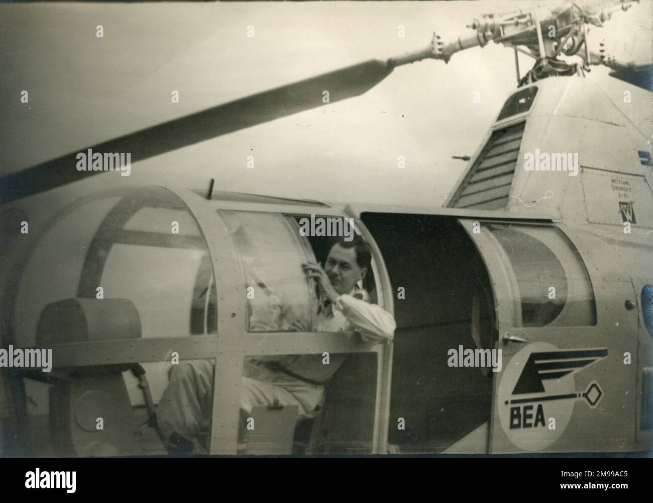 CAPT John Theilmann a Sikorsky S-51, G-AKCU, di BEA, a Peterborough, prima del primo servizio di posta pubblica in elicottero nel Regno Unito, il 1 giugno 1948. Foto Stock