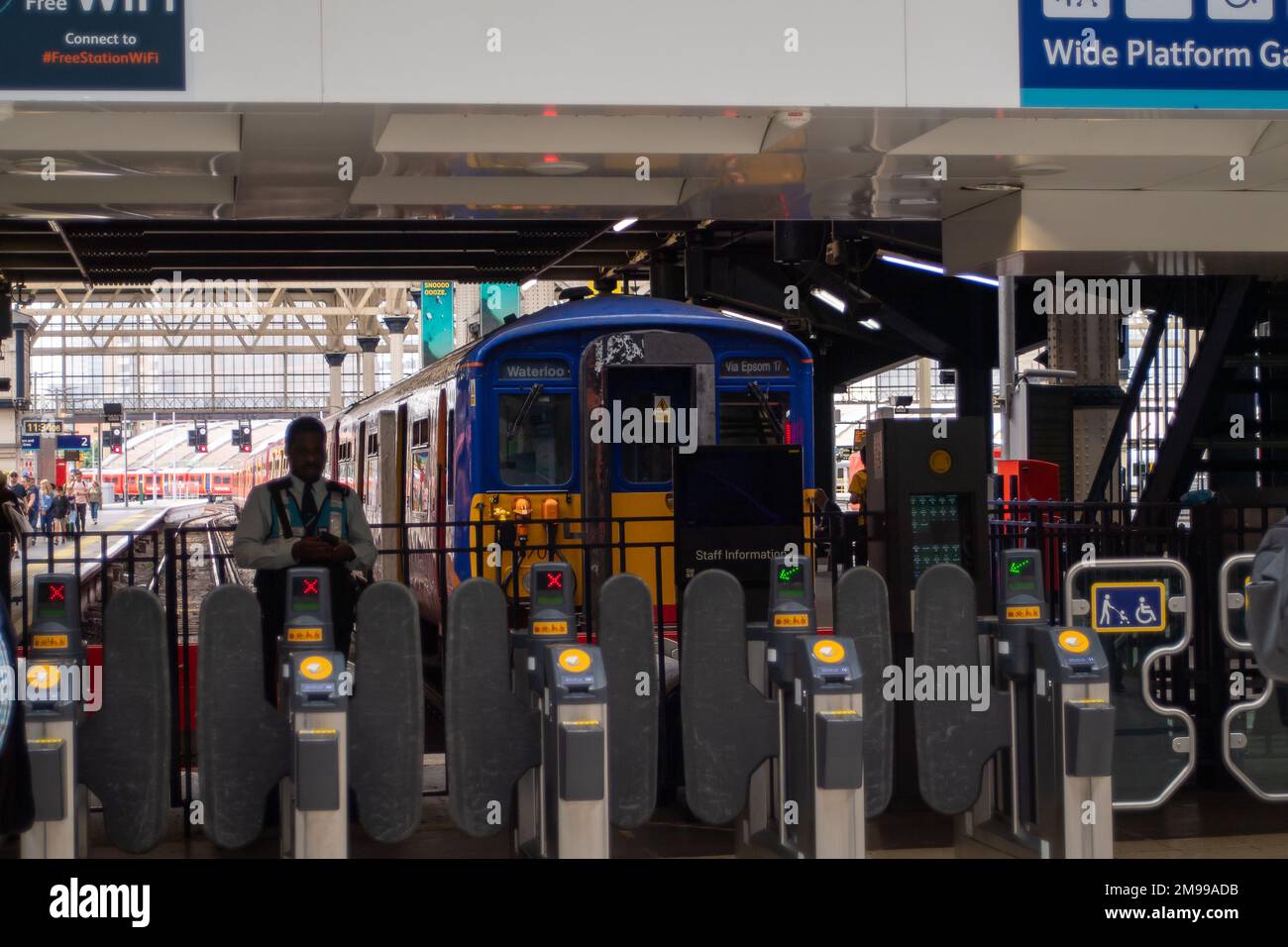 Waterloo, Londra, Regno Unito. 5th luglio, 2022. Passeggeri alla stazione di Waterloo a Londra. I lavoratori ferroviari saranno in sciopero alla fine di questo mese in una disputa sulla retribuzione e sulla chiusura delle biglietterie. Credito: Maureen McLean/Alamy Foto Stock