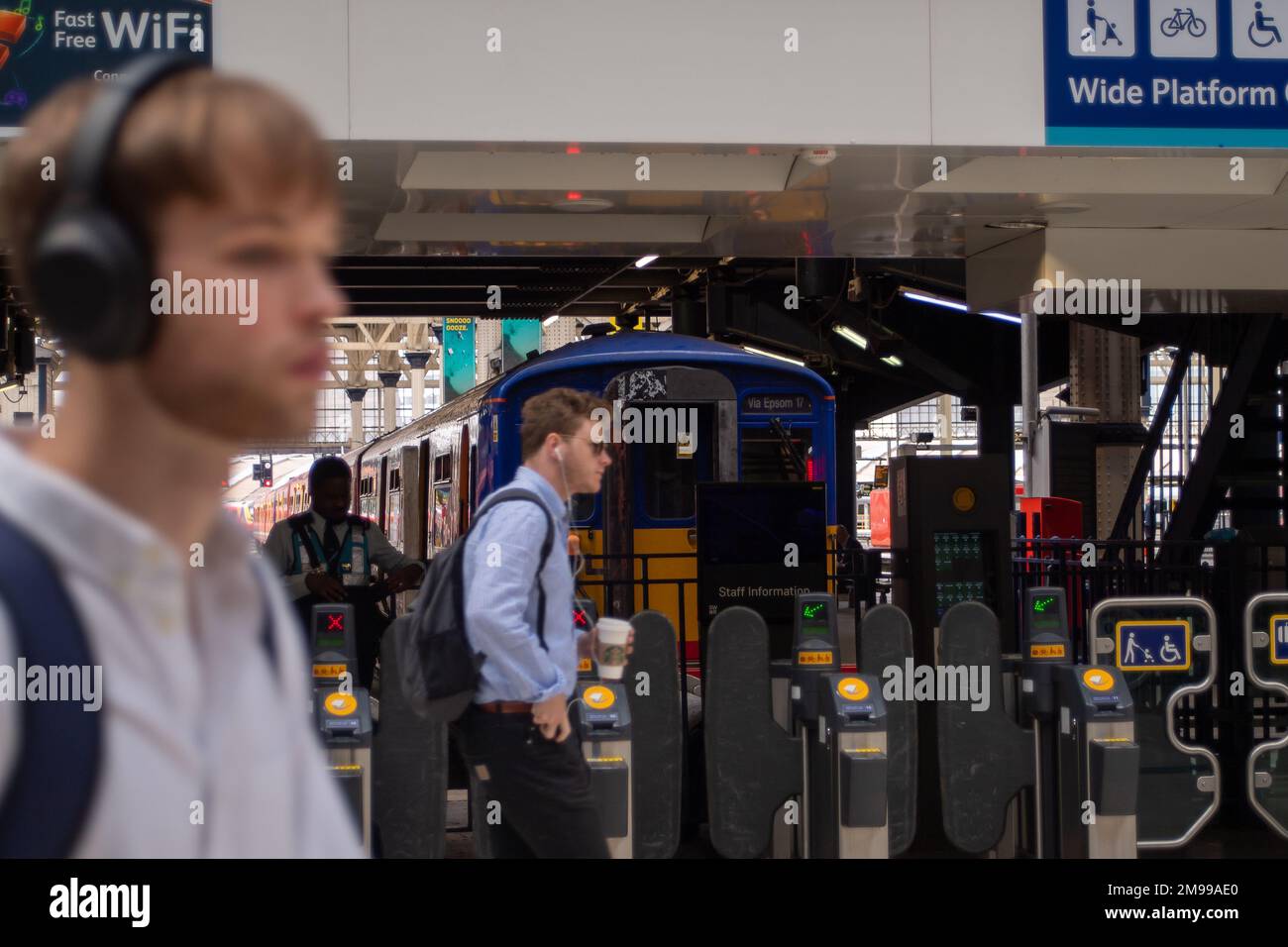 Waterloo, Londra, Regno Unito. 5th luglio, 2022. Passeggeri alla stazione di Waterloo a Londra. I lavoratori ferroviari saranno in sciopero alla fine di questo mese in una disputa sulla retribuzione e sulla chiusura delle biglietterie. Credito: Maureen McLean/Alamy Foto Stock