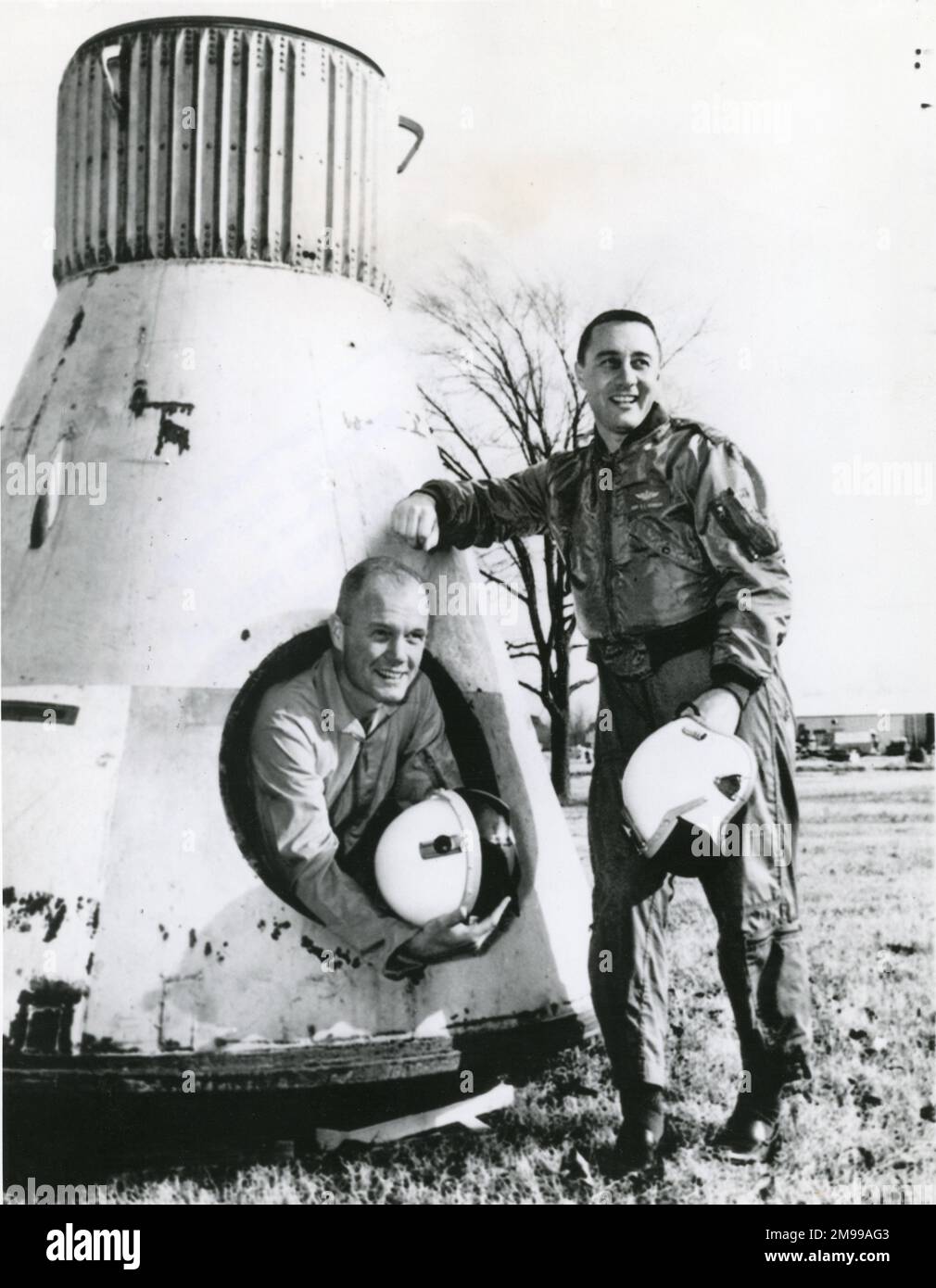 John Glenn, a sinistra, e Virgil Grissom posano accanto a una relica caldaia-piastra di un veicolo spaziale Mercury, c.luglio 1961. Foto Stock