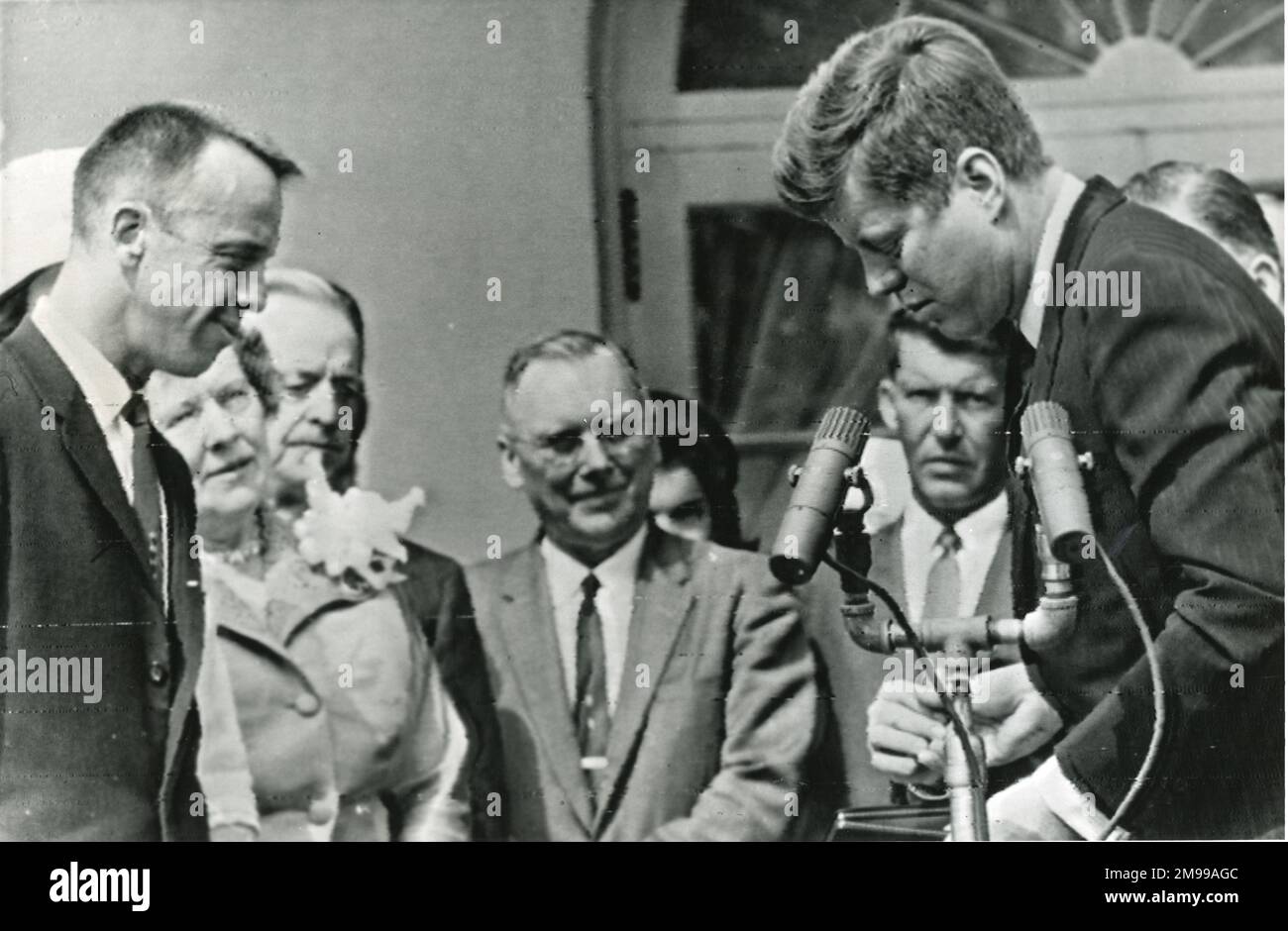 Il presidente John F. Kennedy ha una National Aeronautics and Space Administration Service Medal di ritorno a lui che ha abbandonato, mentre presenta il premio al comandante Alan Shepard Jr, partito, in una cerimonia nel Rose Garden della Casa Bianca a Washington DC il 8 maggio 1961. Foto Stock