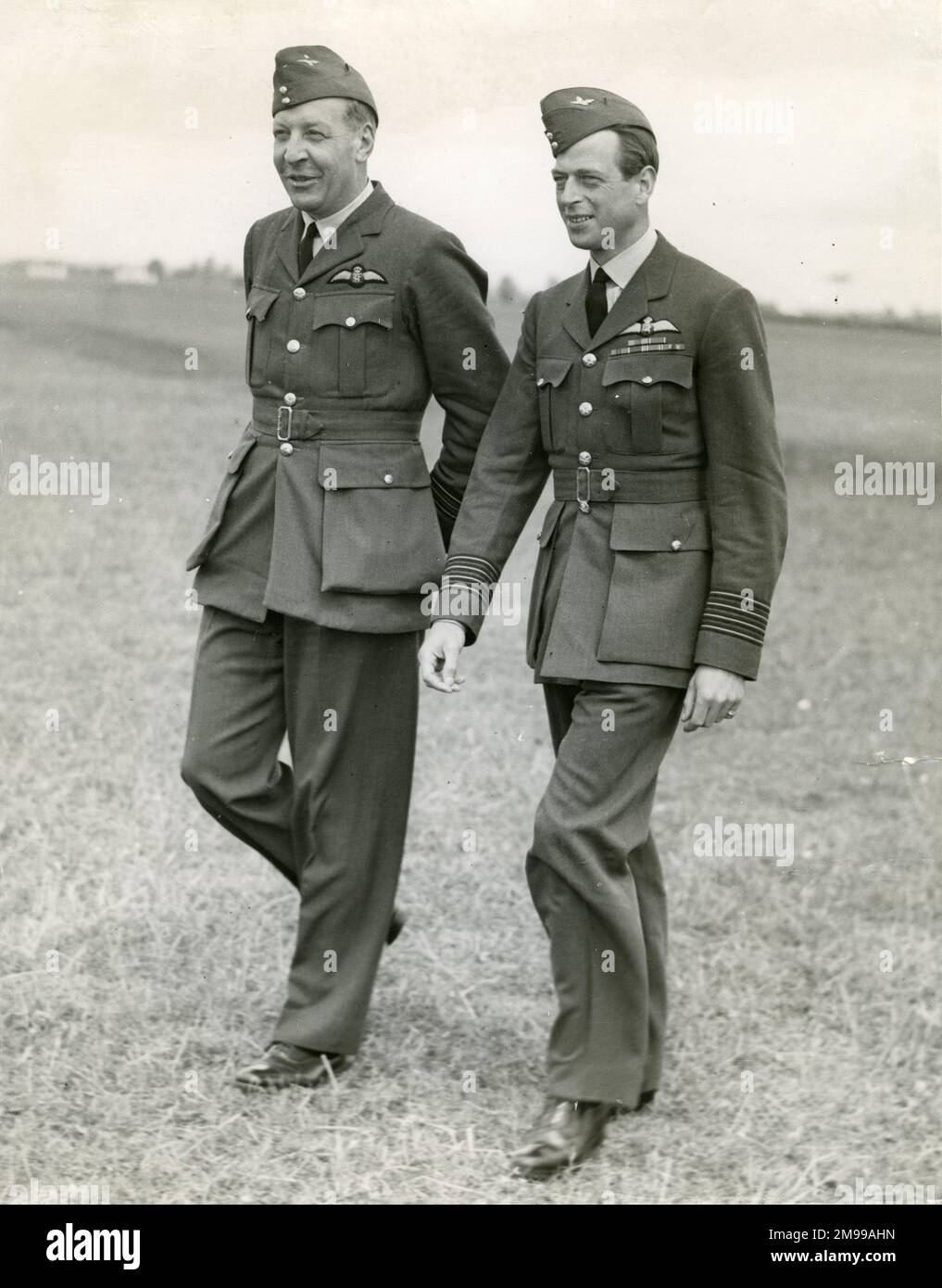 Il principe Giorgio, Duca di Kent, a destra, poco dopo essere diventato un capitano di gruppo nella RAF con il GP Capt Ellwood, 27 maggio 1940. Foto Stock