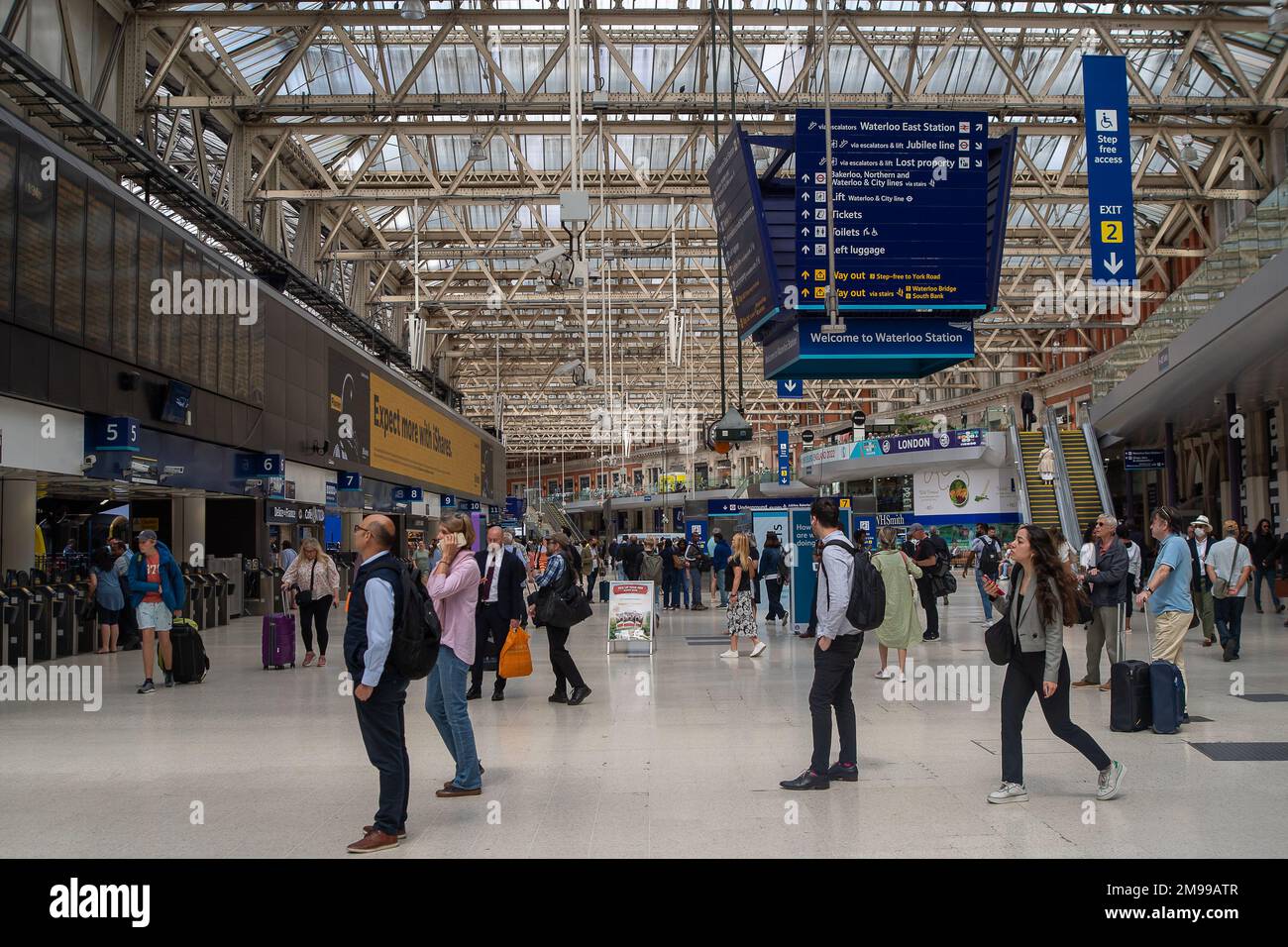 Waterloo, Londra, Regno Unito. 5th luglio, 2022. Passeggeri alla stazione di Waterloo a Londra. I lavoratori ferroviari saranno in sciopero alla fine di questo mese in una disputa sulla retribuzione e sulla chiusura delle biglietterie. Credito: Maureen McLean/Alamy Foto Stock
