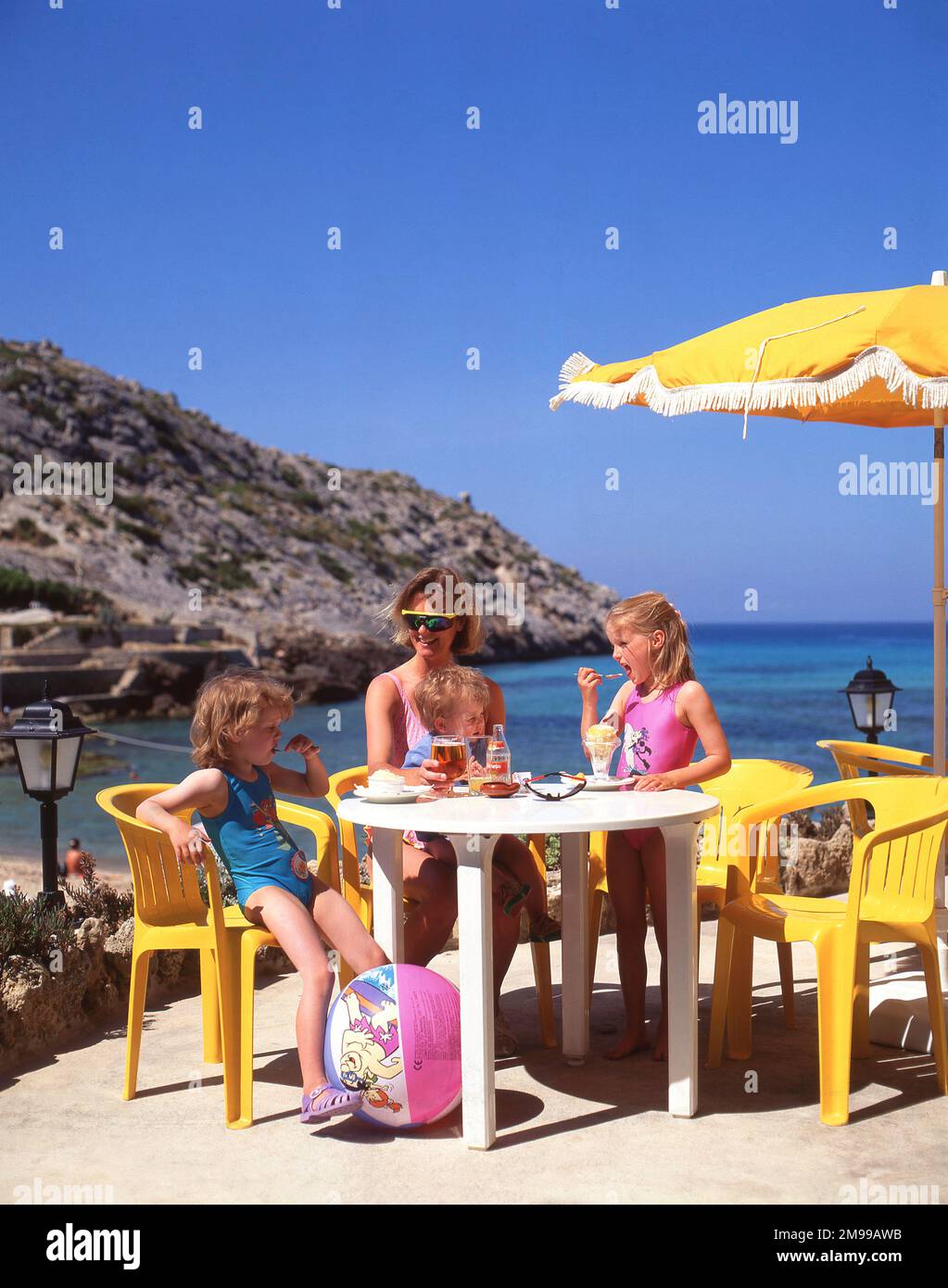Madre e bambini al ristorante con terrazza, Formentor, comune di Pollenca, Maiorca (Mallorca), Isole Baleari, Spagna Foto Stock