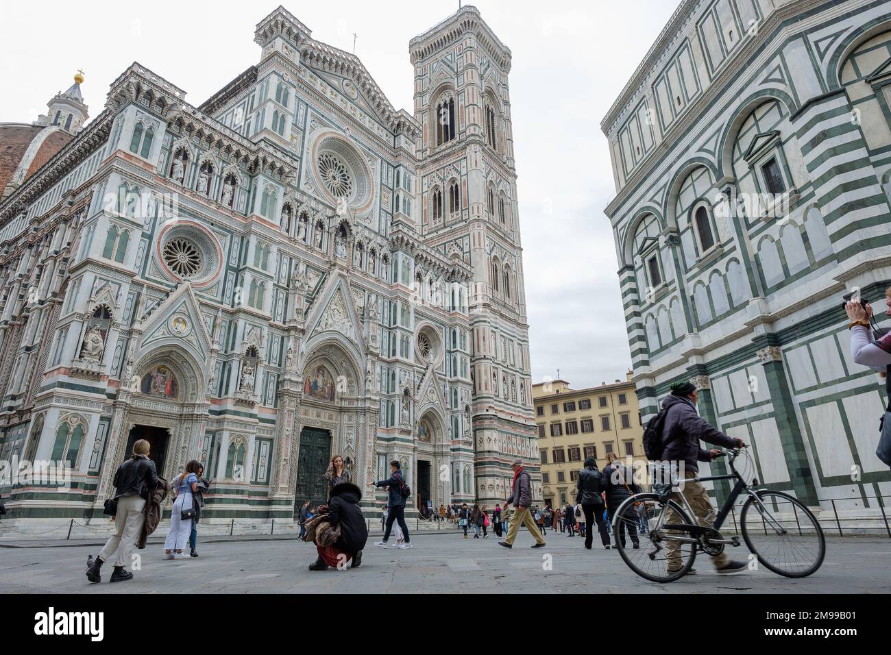 Turisti e locali al Duomo di Firenze Foto Stock