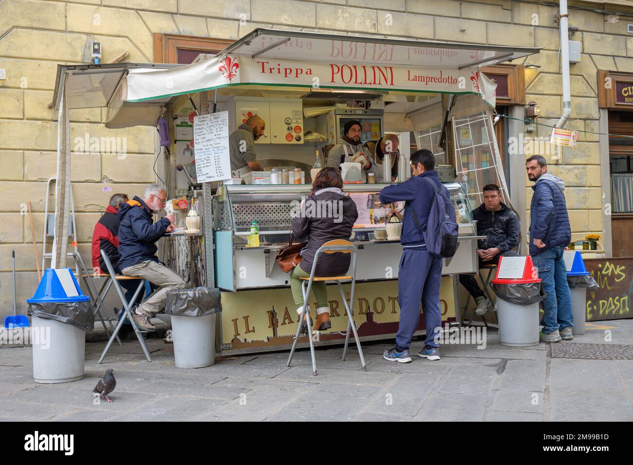 Assapore del cibo presso un venditore di strada a Firenze Foto Stock