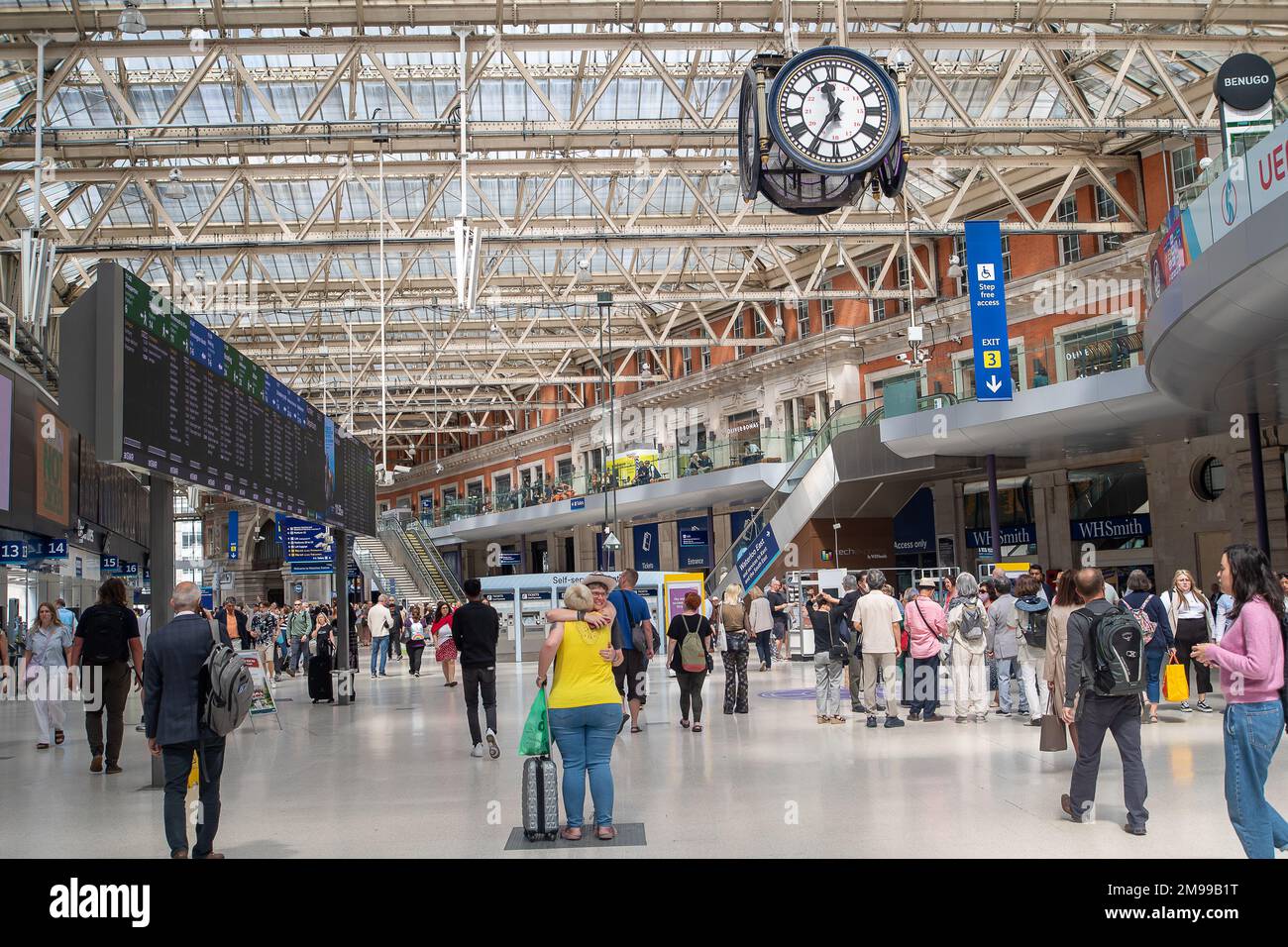 Waterloo, Londra, Regno Unito. 5th luglio, 2022. Passeggeri alla stazione di Waterloo a Londra. I lavoratori ferroviari saranno in sciopero alla fine di questo mese in una disputa sulla retribuzione e sulla chiusura delle biglietterie. Credito: Maureen McLean/Alamy Foto Stock