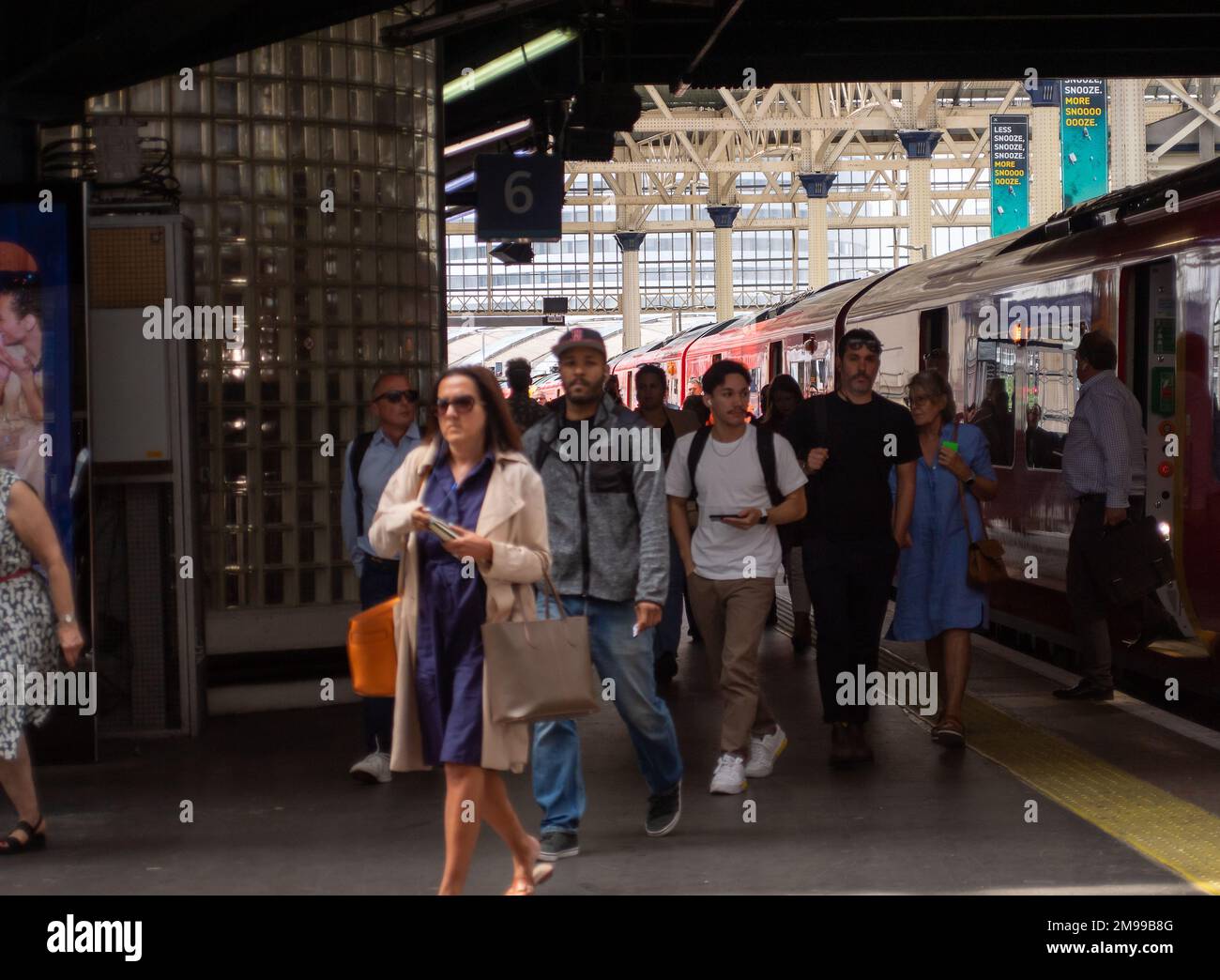 Waterloo, Londra, Regno Unito. 5th luglio, 2022. Passeggeri alla stazione di Waterloo a Londra. I lavoratori ferroviari saranno in sciopero alla fine di questo mese in una disputa sulla retribuzione e sulla chiusura delle biglietterie. Credito: Maureen McLean/Alamy Foto Stock