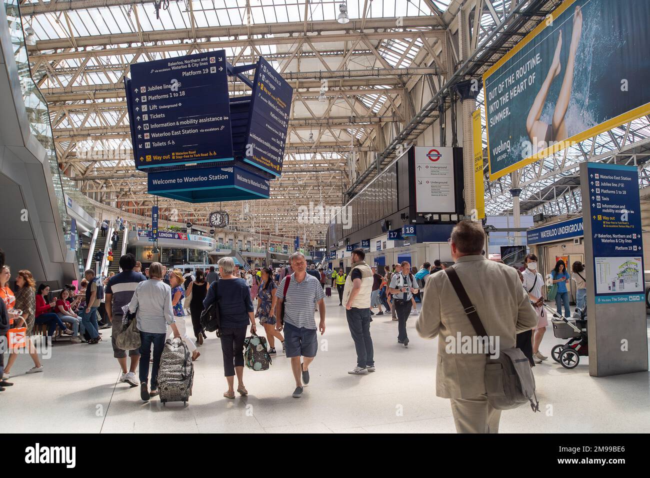 Waterloo, Londra, Regno Unito. 5th luglio, 2022. Passeggeri alla stazione di Waterloo a Londra. I lavoratori ferroviari saranno in sciopero alla fine di questo mese in una disputa sulla retribuzione e sulla chiusura delle biglietterie. Credito: Maureen McLean/Alamy Foto Stock