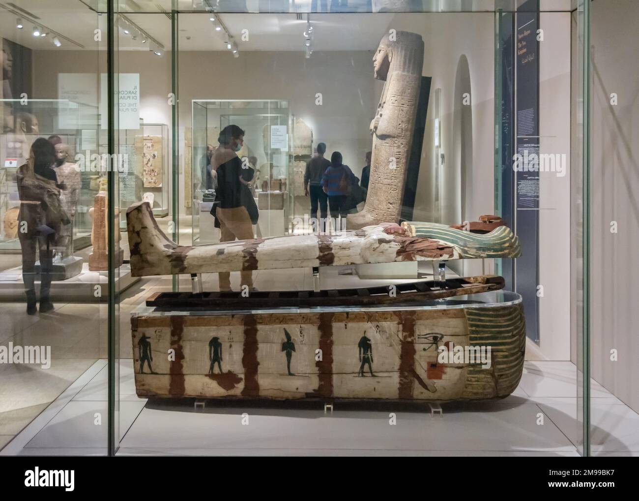 Antico sarcofago egiziano in legno - la bara di Puia circa 1800BC - Necropoli di Tebe - Museo Egizio Torino, Piemonte, Italia Foto Stock
