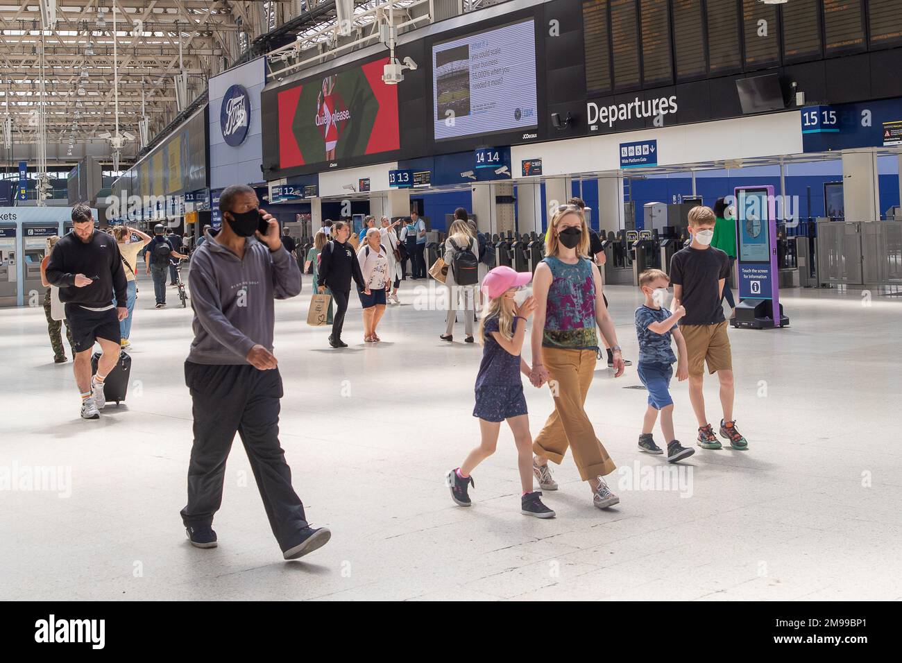 Waterloo, Londra, Regno Unito. 5th luglio, 2022. Passeggeri alla stazione di Waterloo a Londra. I lavoratori ferroviari saranno in sciopero alla fine di questo mese in una disputa sulla retribuzione e sulla chiusura delle biglietterie. Credito: Maureen McLean/Alamy Foto Stock