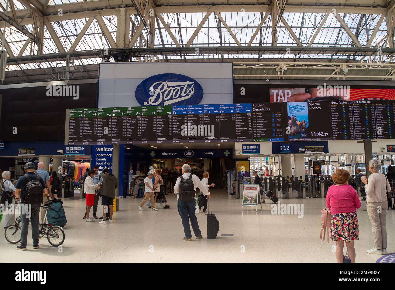 Waterloo, Londra, Regno Unito. 5th luglio, 2022. Passeggeri alla stazione di Waterloo a Londra. I lavoratori ferroviari saranno in sciopero alla fine di questo mese in una disputa sulla retribuzione e sulla chiusura delle biglietterie. Credito: Maureen McLean/Alamy Foto Stock