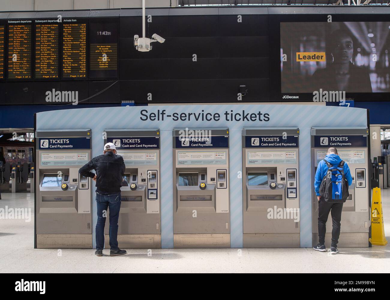 Waterloo, Londra, Regno Unito. 5th luglio, 2022. Distributori automatici di biglietti self-service sulla piattaforma della stazione di Waterloo a Londra. I lavoratori ferroviari saranno in sciopero alla fine di questo mese in una disputa sulla retribuzione e sulla chiusura delle biglietterie. Credito: Maureen McLean/Alamy Foto Stock