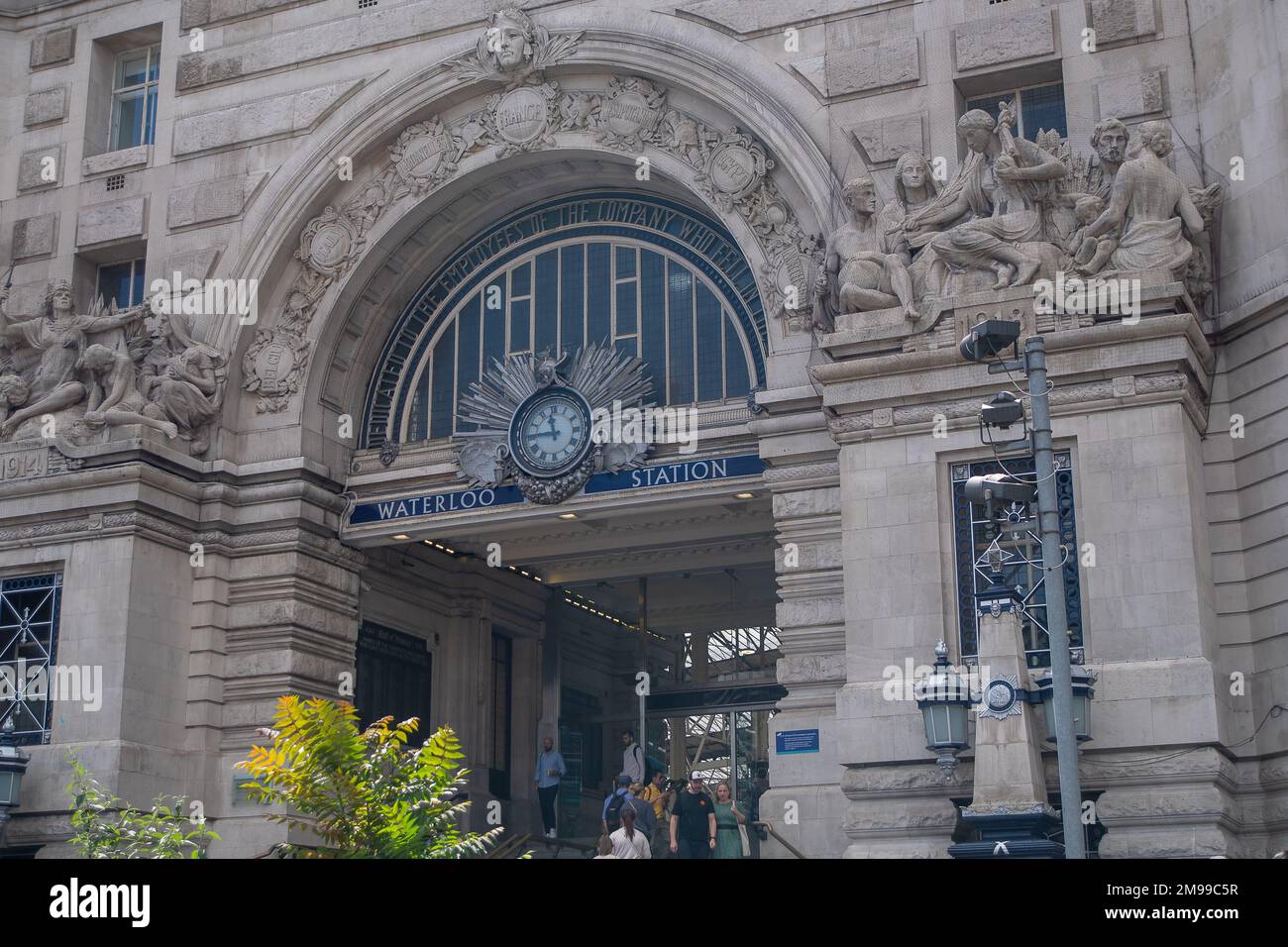Waterloo, Londra, Regno Unito. 5th luglio, 2022. Passeggeri alla stazione di Waterloo a Londra. I lavoratori ferroviari saranno in sciopero alla fine di questo mese in una disputa sulla retribuzione e sulla chiusura delle biglietterie. Credito: Maureen McLean/Alamy Foto Stock