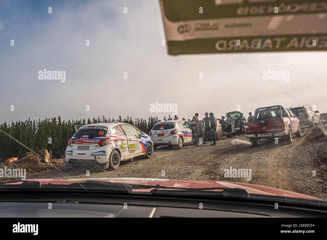 Vari concorrenti si sono fermati in una fase di rally al rally del Cile 2019 visto attraverso un parabrezza di un veicolo di supporto. Foto Stock